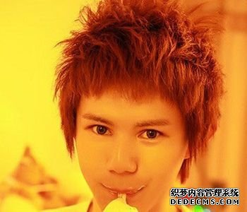“时尚妖男”马里山的发型秀
