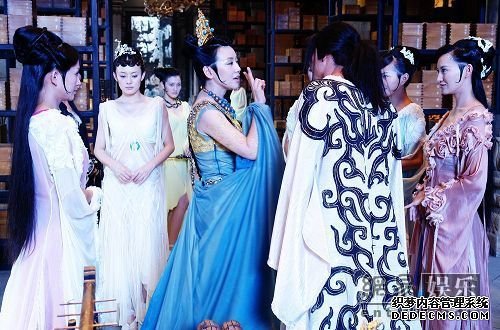 闫妮成《画壁》仙境众人焦点。