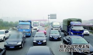 昨天，北京地区遭遇大雾天气，造成高速公路部分路段封闭。图为京开高速因大雾天气造成严重拥堵。晨报记者 史春阳/摄