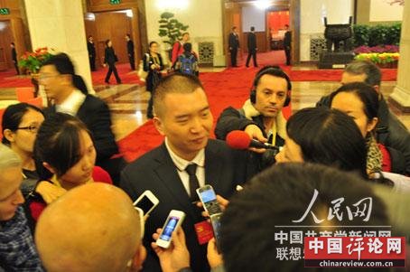 图为广东省广州市海珠区江南中街社区服务中心的赵广军接受记者采访。人民网记者 赵蓉摄