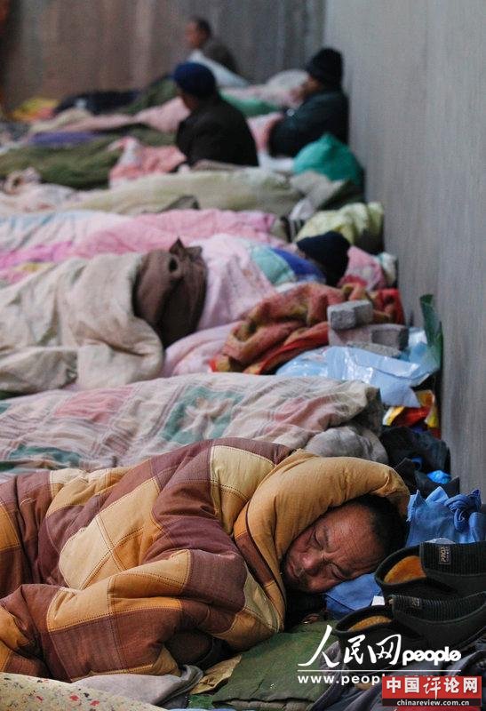 高清：睡在大桥底下的民工兄弟 反应真实生存状态