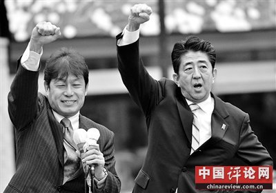 4日，日本福岛，自民党总裁安倍晋三（右一）在街头演讲。