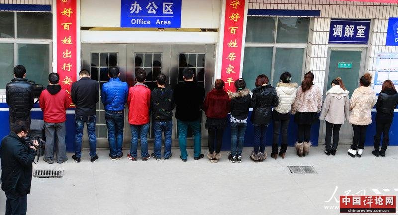 2012年12月7日，西安，20多嫌疑人被抓获，穿着时尚的妙龄女子是利用微信引诱男子消费的诱饵。（华商报 汤继颖/CFP）