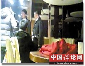 坐下来也不歇口。
