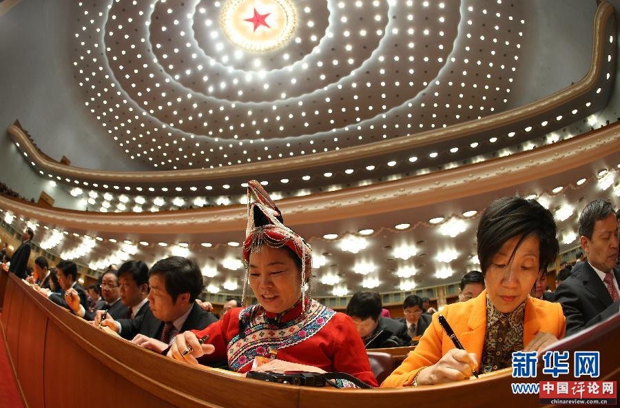 （两会）（15）十二届全国人大一次会议举行第四次全体会议