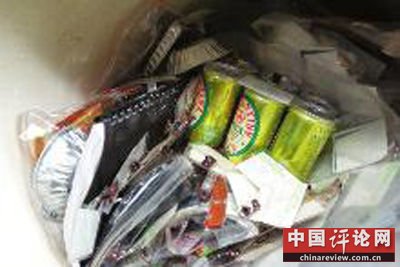 内有笔记本、啤酒等物
