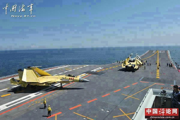 资料图：中国歼-15战机在辽宁舰训练。