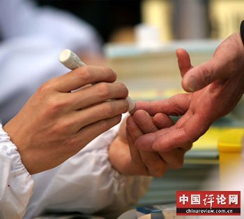糖尿病患者在测血糖
