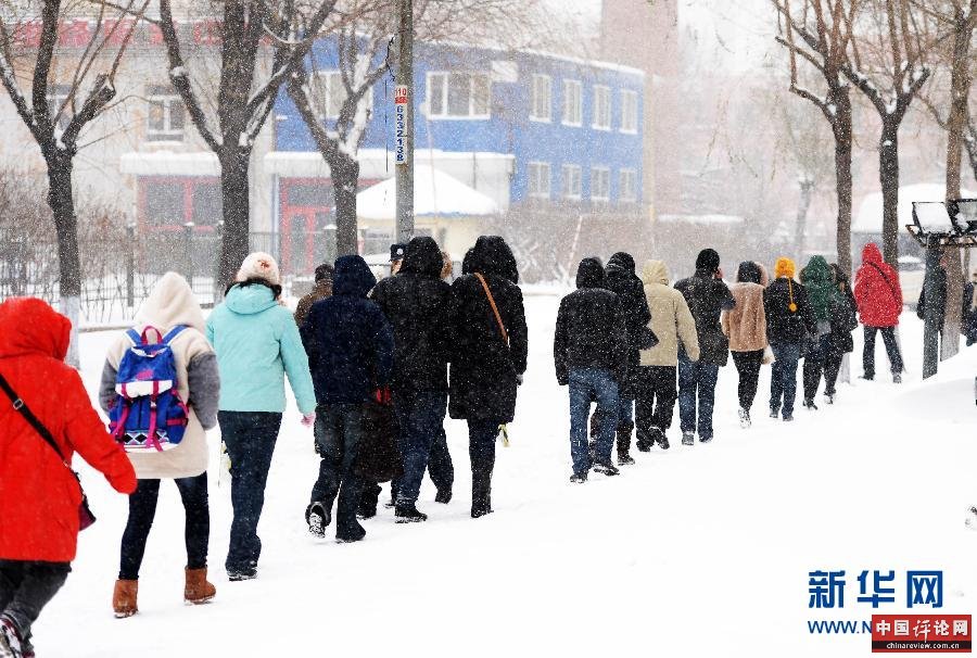 （生态）（2）哈尔滨发布暴雪红色预警 全城动员清冰雪