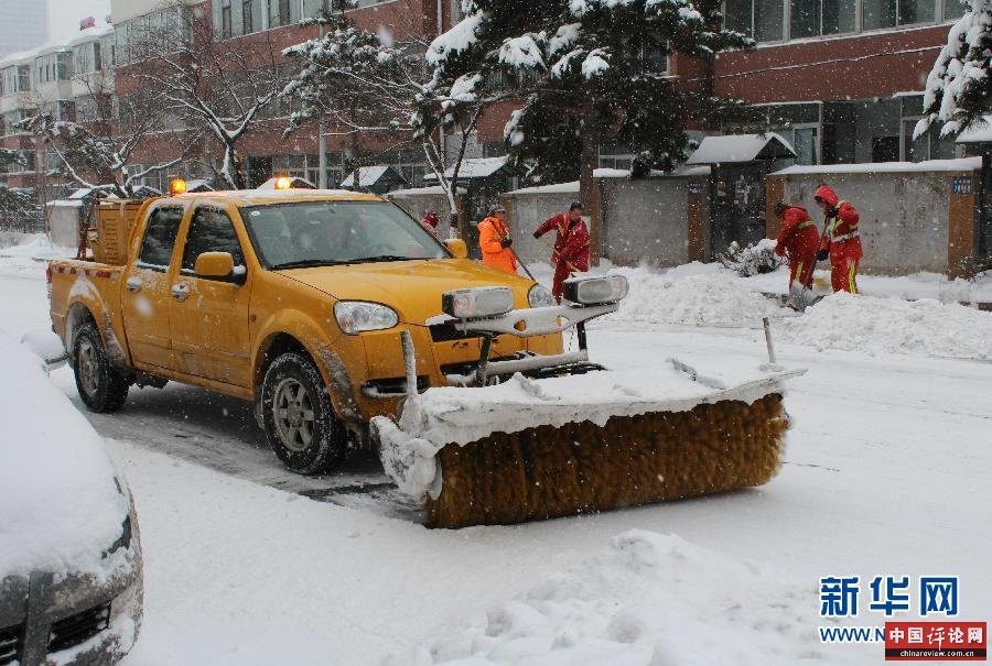 （关注东北大雪）长春环卫部门奋力扫雪