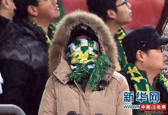 （体育）（3）足球——雾霾天观赛