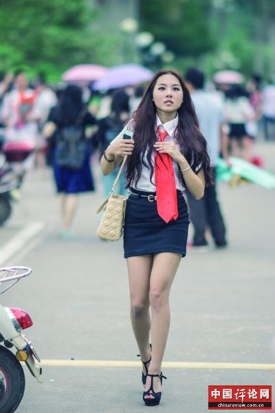 大学女生比较喜欢穿超短裙。 资料图片