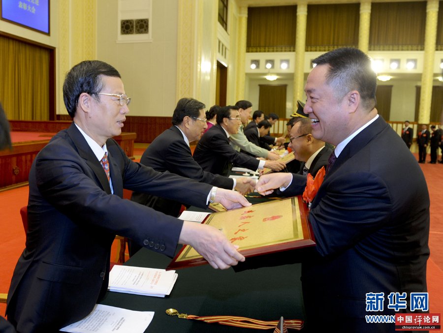 5月16日，中共中央政治局常委、国务院副总理张高丽在北京人民大会堂出席第五次全国自强模范暨助残先进集体和个人表彰大会并讲话。这是张高丽为获奖代表颁奖。