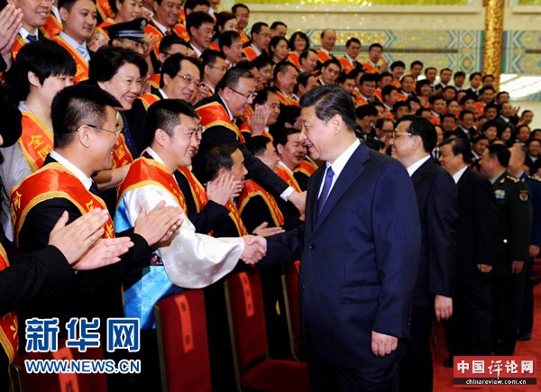 5月27日，党和国家领导人习近平、李克强、刘云山等在北京人民大会堂会见第六次全国军转表彰大会受表彰代表。 新华社记者饶爱民摄