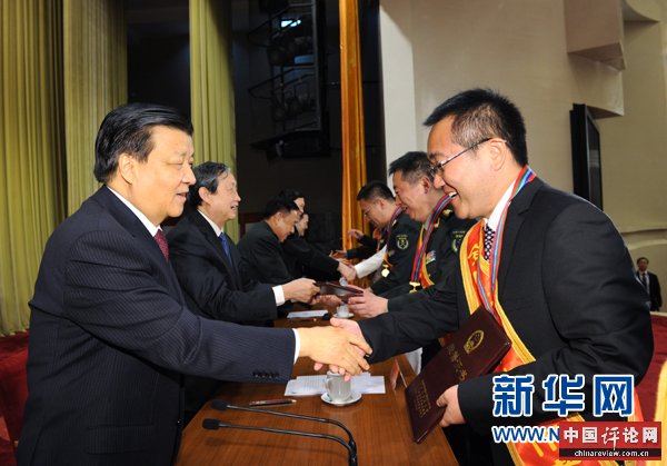  5月27日，第六次全国军转表彰大会暨2014年军转安置工作会议在北京人民大会堂召开。中共中央政治局常委、中央书记处书记刘云山出席表彰大会并讲话。这是刘云山向受表彰代表颁发荣誉证书。新华社记者饶爱民摄