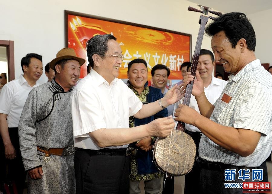 这是7月19日，俞正声在鄂尔多斯牧民新村村部与牧民代表交流，了解牧区生产生活情况。新华社记者 张铎 摄