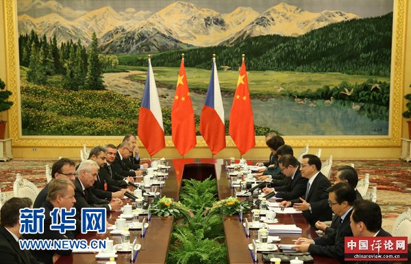 10月27日，中国国务院总理李克强在北京人民大会堂会见捷克总统泽曼。新华社记者 庞兴雷 摄