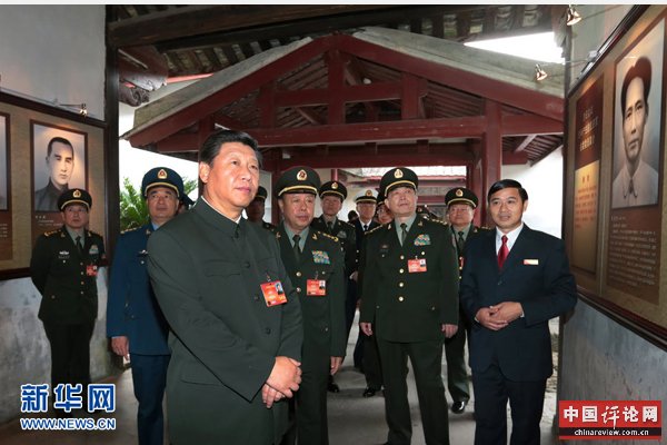 10月30日，全军政治工作会议在福建省上杭县古田镇召开，中共中央总书记、国家主席、中央军委主席习近平出席会议并发表重要讲话。这是10月31日，习近平参观古田会议会址。 新华社记者 李刚 摄