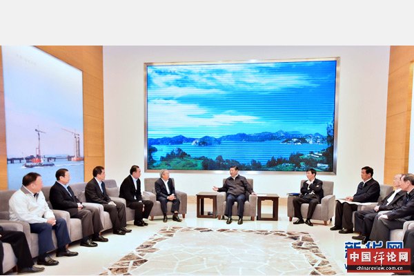 这是1日上午，习近平在宸鸿科技（平潭）有限公司会见部分台资企业负责人，并同他们座谈。 新华社记者 李涛 摄