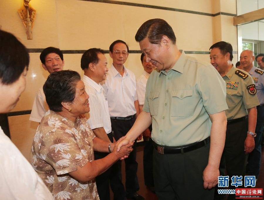 2014年7月30日，中共中央总书记、国家主席、中央军委主席习近平来到福建，亲切看望慰问部队官兵和双拥模范代表。这是习近平同双拥模范代表亲切交谈，重温“爱我人民爱我军”的光荣传统和鱼水深情。新华社发