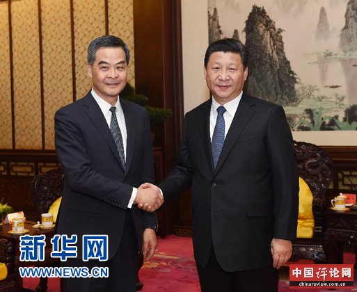 12月26日，国家主席习近平在中南海会见来北京述职的香港特别行政区行政长官梁振英。 新华社记者 饶爱民 摄