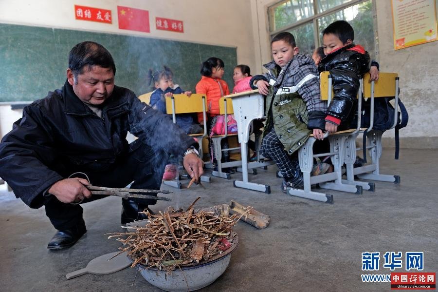 （图片故事）（1）8个学生2个老师的“火盆小学”