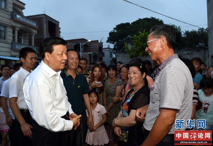 6月6日至8日，中共中央政治局常委、中央书记处书记刘云山在福建调研。这是6月6日，刘云山在漳州市东山县前何村同村民亲切交谈。新华社记者 饶爱民 摄