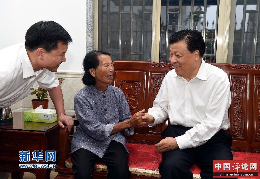 6月6日至8日，中共中央政治局常委、中央书记处书记刘云山在福建调研。这是6月6日，刘云山到漳州市东山县前何村村民家中看望。 新华社记者 饶爱民 摄