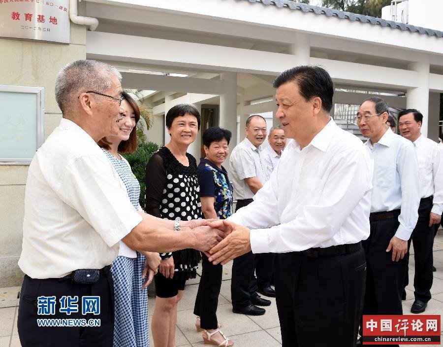 6月6日至8日，中共中央政治局常委、中央书记处书记刘云山在福建调研。这是6月7日，刘云山在东山县谷文昌纪念园同谷文昌亲属和身边工作人员亲切交谈。新华社记者 饶爱民 摄