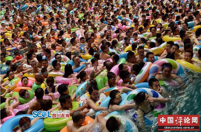四川多地遭遇高温天气 “死海”成“人海”