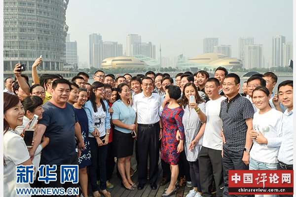 这是9月25日，李克强在郑州郑东新区同市民合影留念。新华社记者谢环驰摄