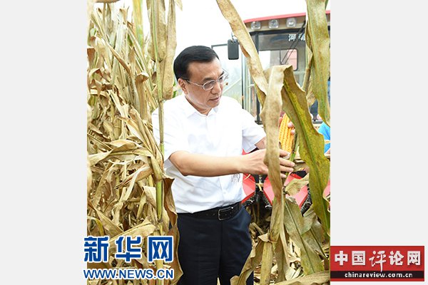 这是9月24日，李克强到长葛高标准农田察看玉米收成。新华社记者谢环驰摄