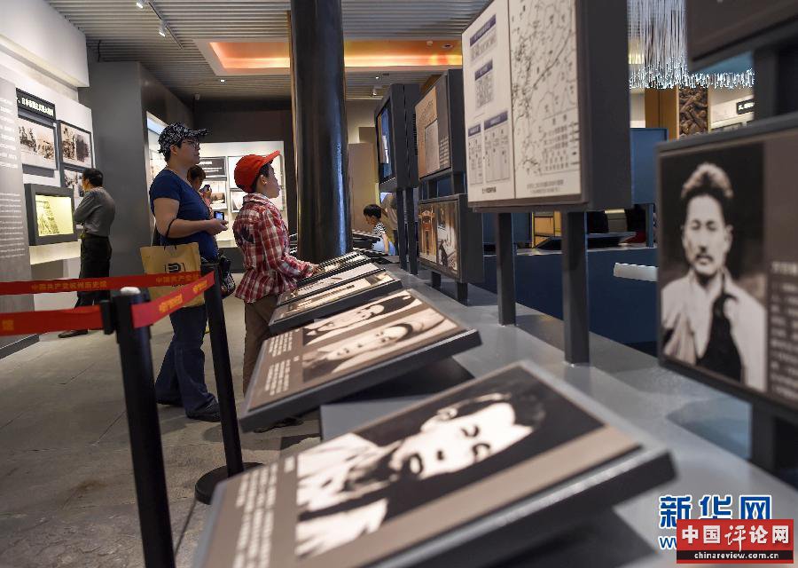 这是2015年5月3日，人们在中国共产党杭州历史馆展厅内参观。杭州西湖边昔日的高档会所“菩提精舍”，经改造后转型为中国共产党杭州历史馆，5月1日起正式向公众免费开放。新华社记者 韩传号 摄