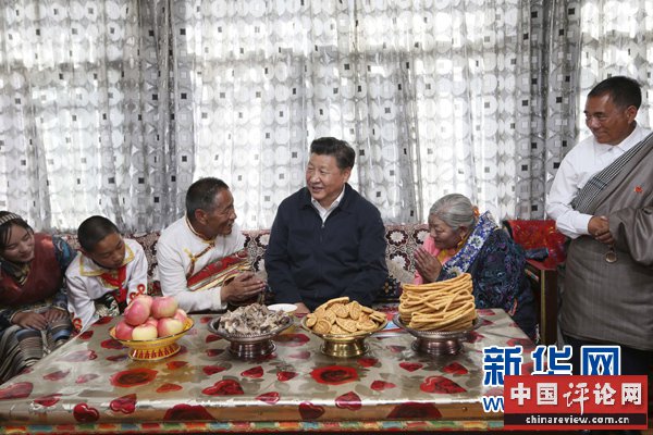 这是8月22日下午，习近平在海西蒙古族藏族自治州格尔木市唐古拉山镇长江源村藏族村民申格家中同一家人亲切交谈。 新华社记者 兰红光 摄