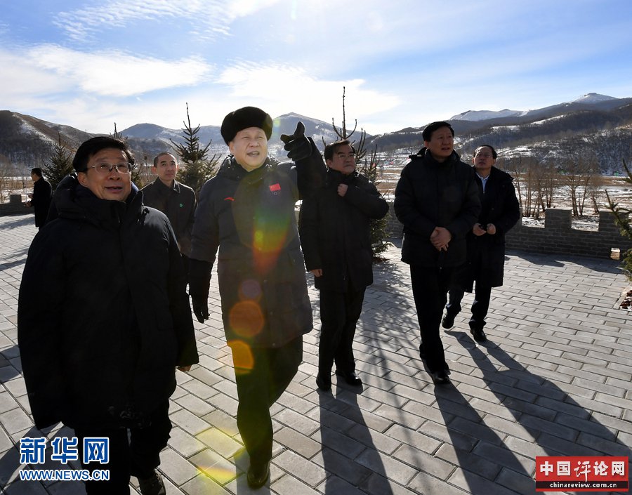 1月23日，中共中央总书记、国家主席、中央军委主席习近平在河北省张家口市考察北京冬奥会筹办工作。这是习近平在冬奥会张家口赛区临时展馆外平台眺望冬奥会相关场地规划用地。新华社记者 李涛 摄