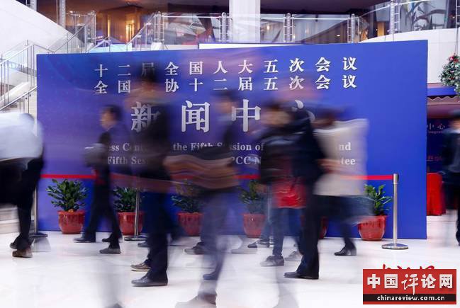 新闻中心二层设有新闻发布厅、境内记者组、外国记者组、港澳台记者组和采访接待室。