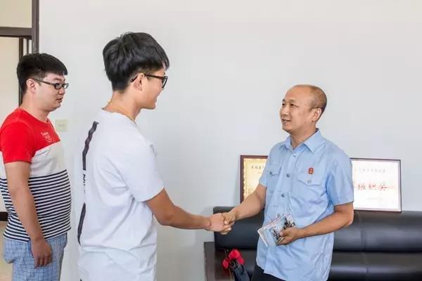 乌龙峡景区慰问大同县见义勇为先进分子吴德斌