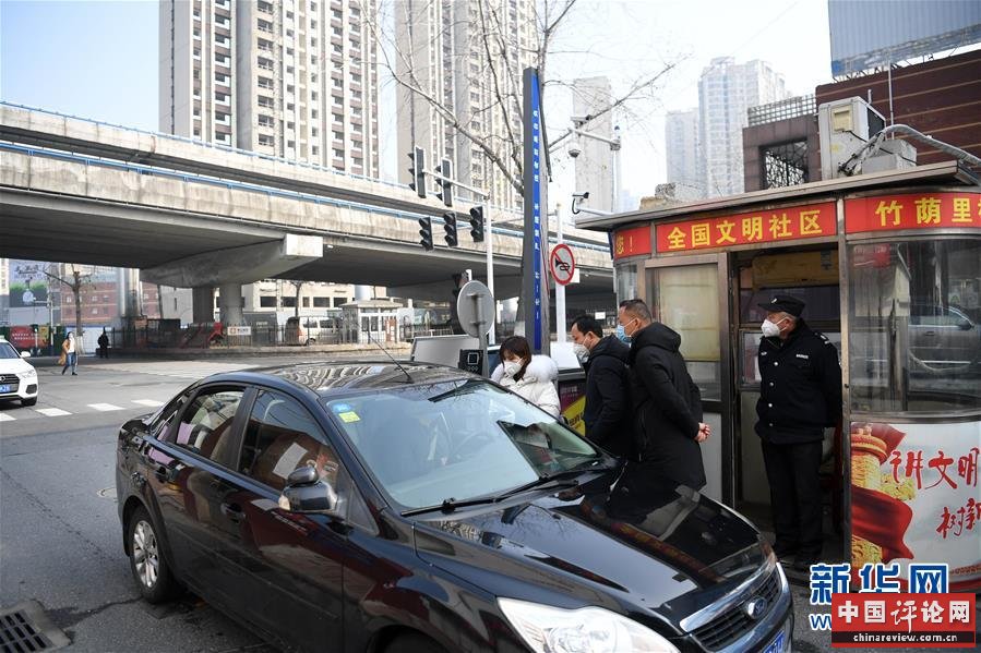 (在习近平新时代中国特色社会主义思想指引下——新时代新作为新篇章·习近平总书记关切事·图文互动)(2)当亿万只手紧握在一起……——战“疫”一线感受中国力量