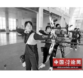 11岁学射箭苦练坚持 16岁女孩独揽6块省级射箭金牌