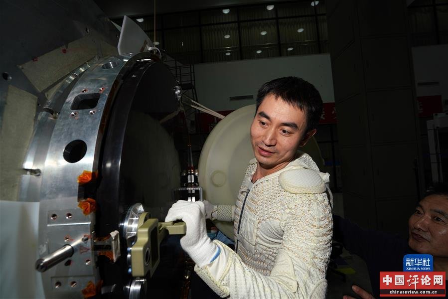 （新华全媒头条·图文互动）（5）飞天英雄征寰宇——记神舟十三号航天员